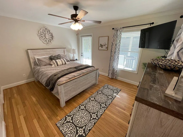 Bedroom 6 image 1