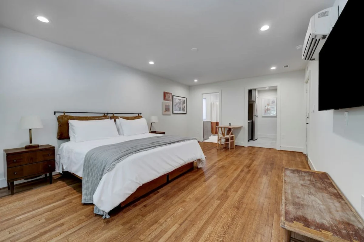 Rice Village Studio Apt with Full Kitchen property photo 2