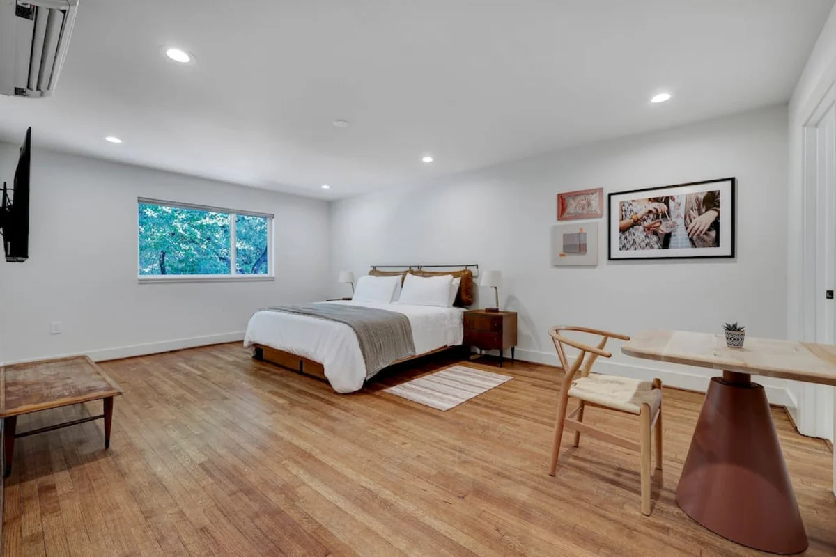 Rice Village Studio Apt with Full Kitchen property photo 3