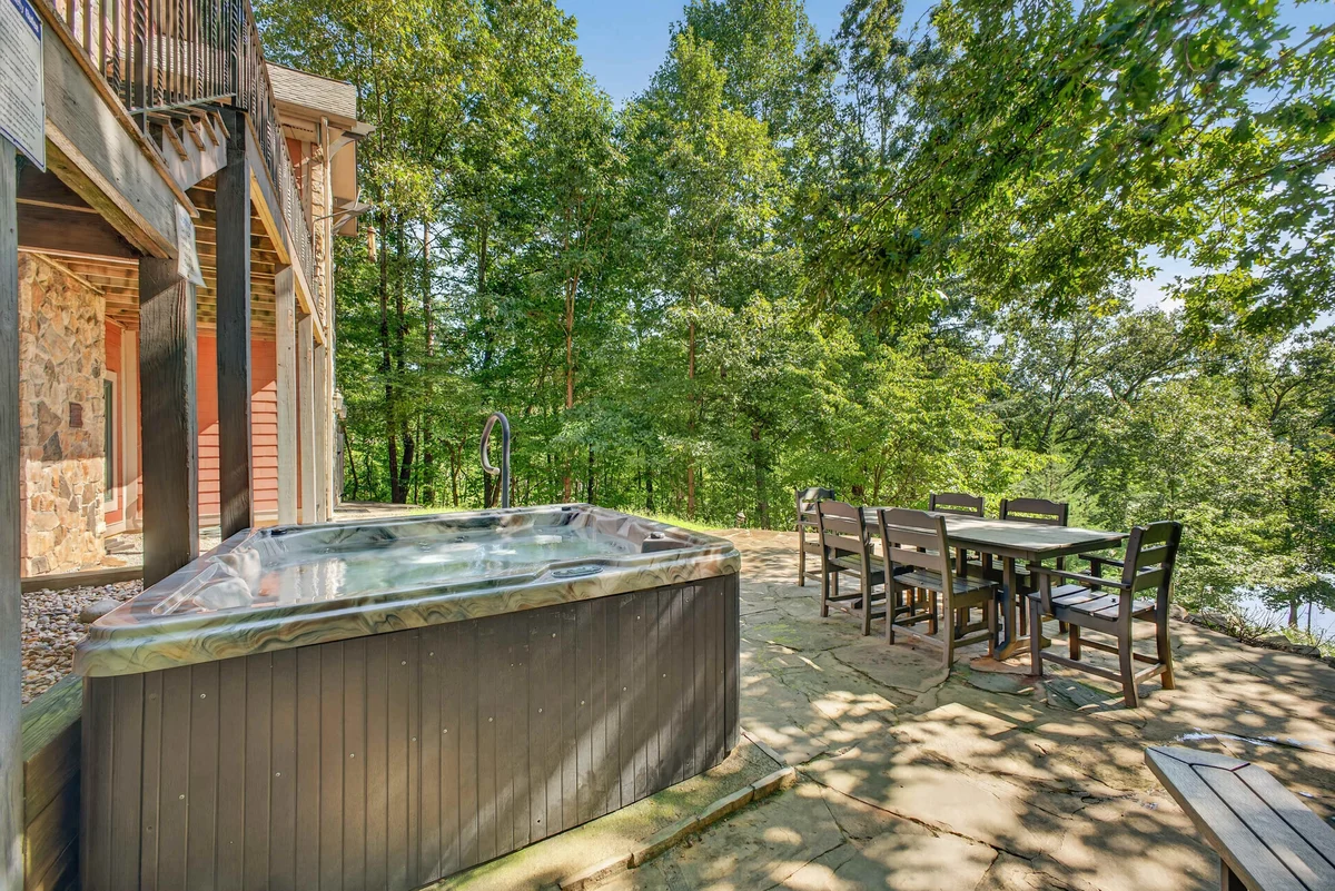 Lakefront Dock Hot tub Firepit Dog Friendly property photo 4