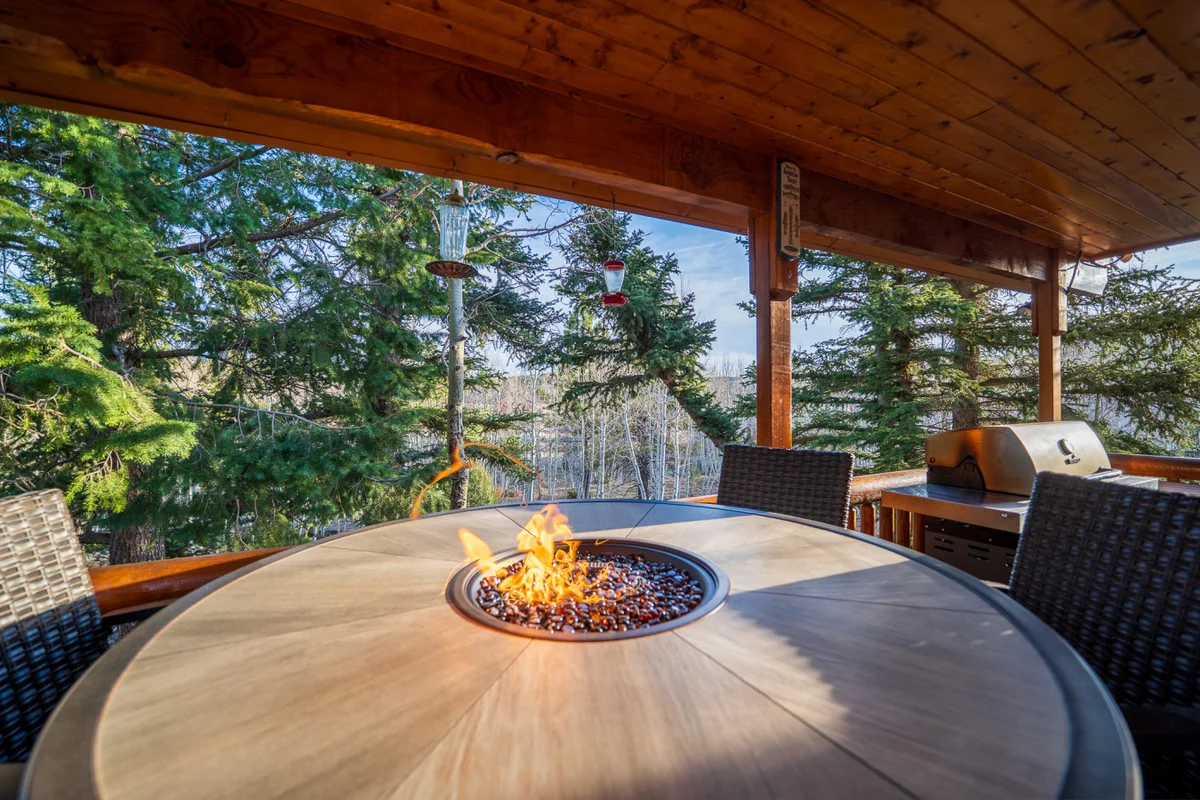 The Bear Tracks Lodge — Lodge for 14, Hot Tub + Arcades + Pool Table + Fire Pit property photo 4