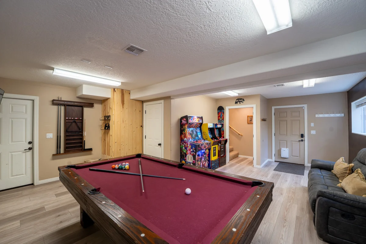 The Bear Tracks Lodge — Lodge for 14, Hot Tub + Arcades + Pool Table + Fire Pit property photo 3