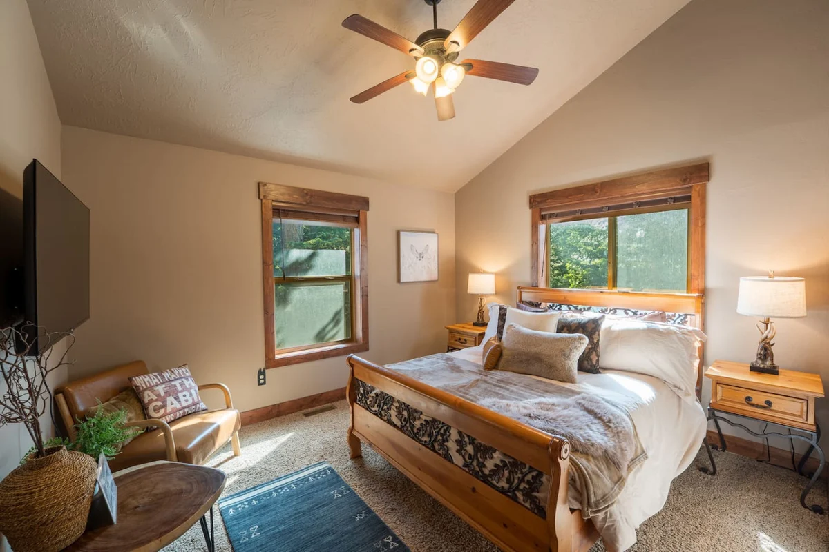 The Black Bear Lodge — Lodge, Arcades + Fire Pit + Near Zion/Bryce property photo 4