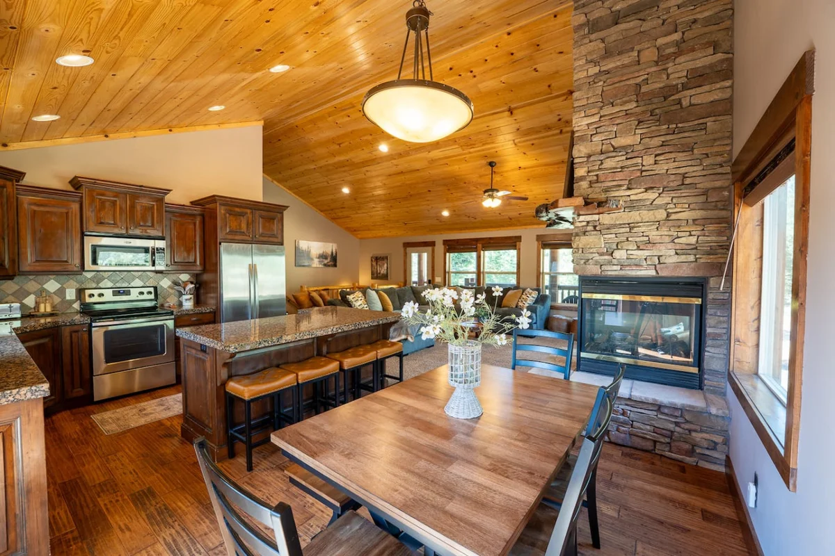 The Black Bear Lodge — Lodge, Arcades + Fire Pit + Near Zion/Bryce property photo 3