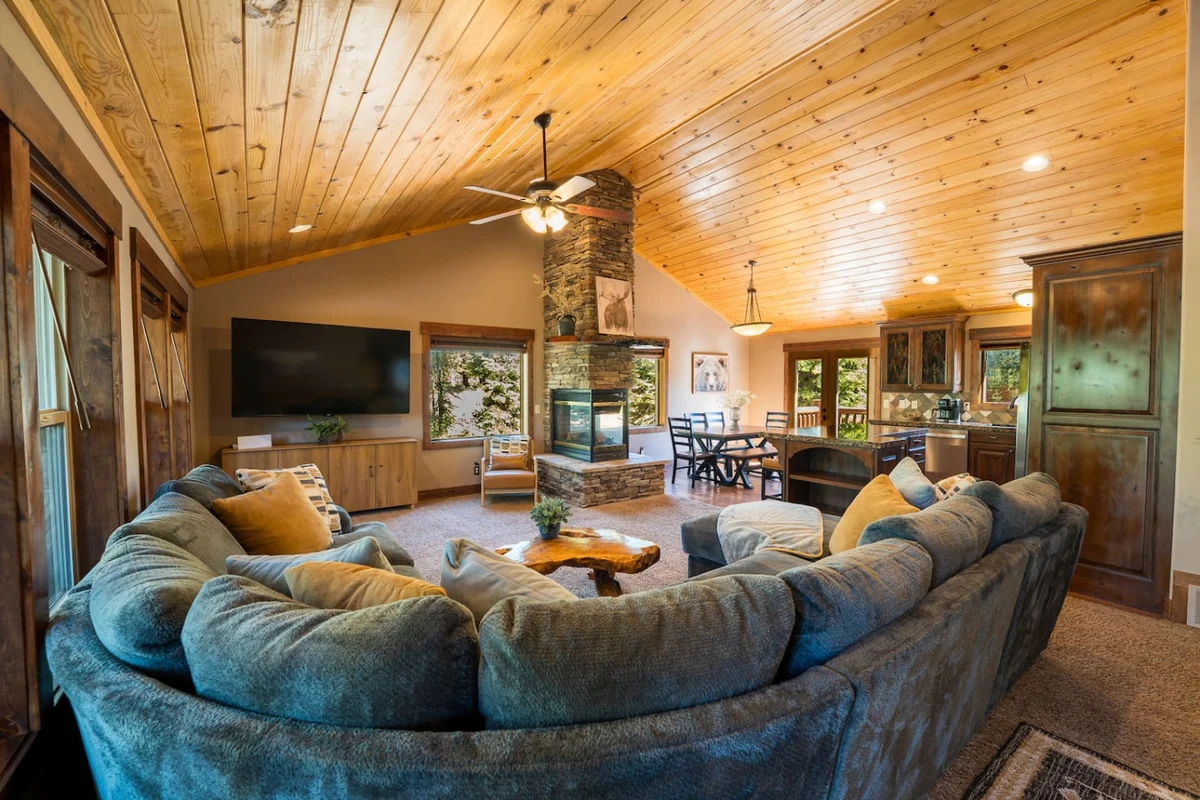 The Black Bear Lodge — Lodge, Arcades + Fire Pit + Near Zion/Bryce property photo 2