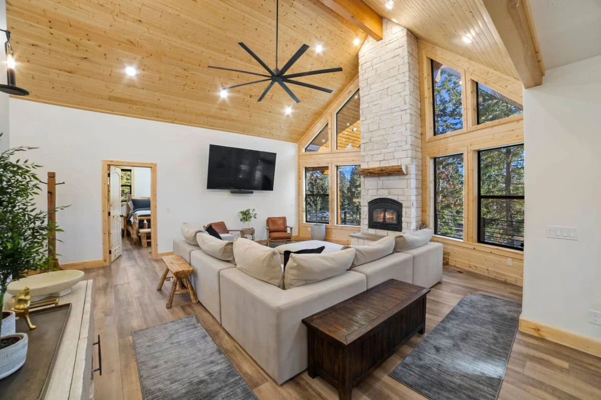 The Wolves Den Lodge, Hot Tub + Game Room Near Parks property photo 4