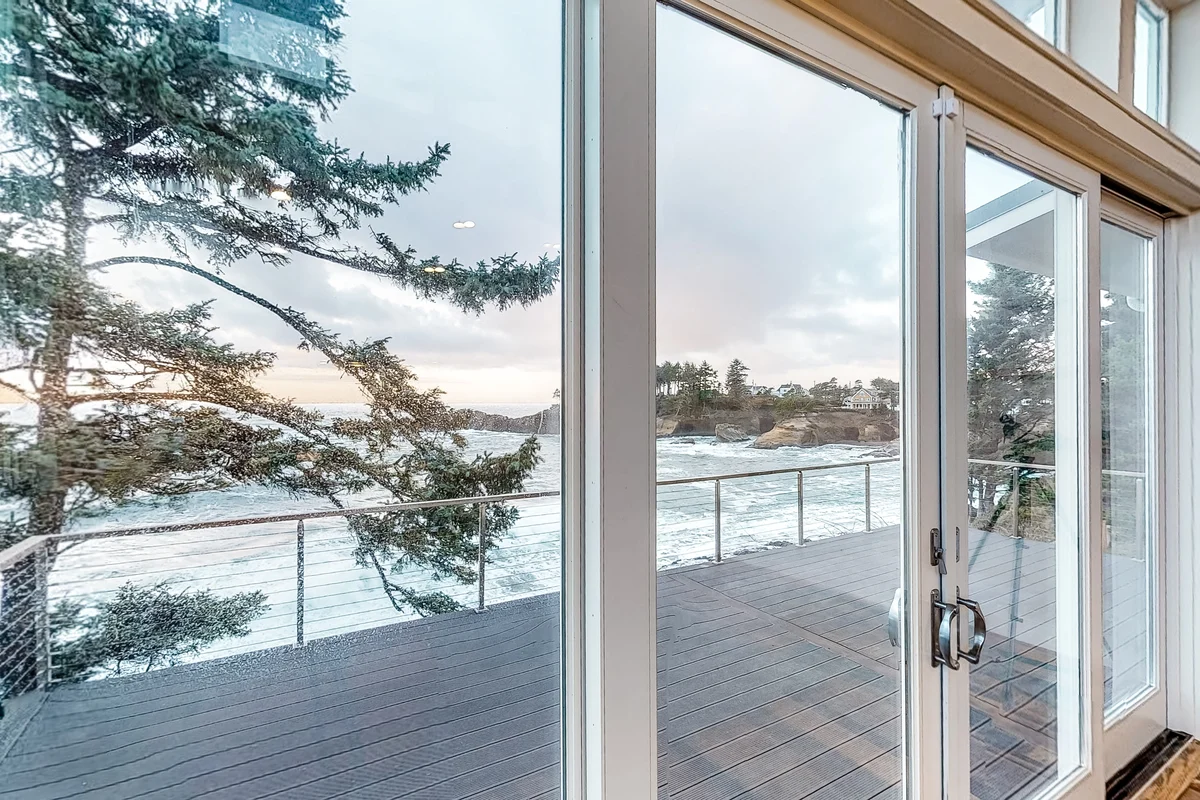 Dreamy oceanfront retreat with spacious deck and high speed WiFi dogs OK property photo 4