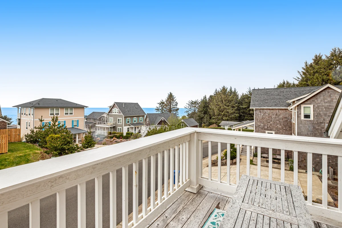 Oceanview home with WiFi washer dryer gas fireplace balcony property photo 2