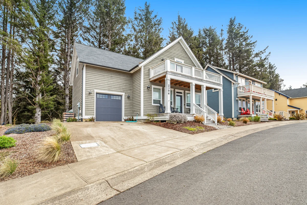 Oceanview home with WiFi washer dryer gas fireplace balcony property photo 1