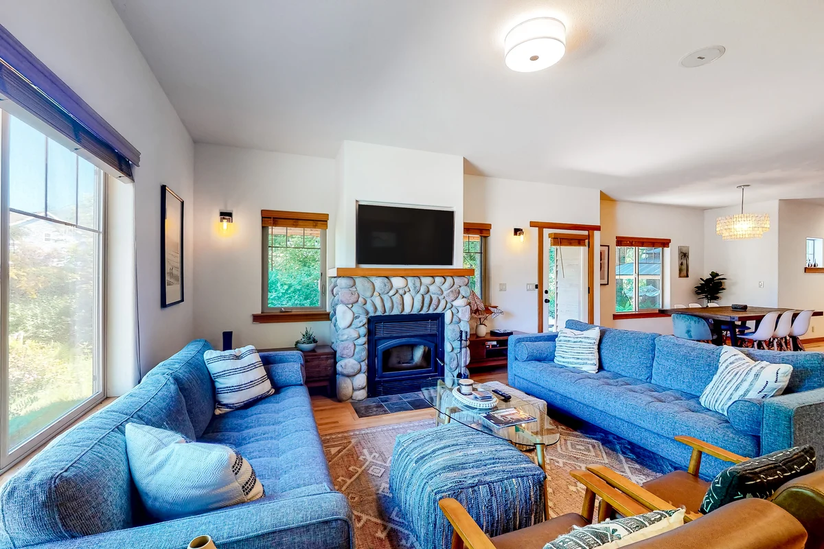 Friendly Home with Private Hot Tub High Speed WiFi and Wood Burning Fireplace property photo 4
