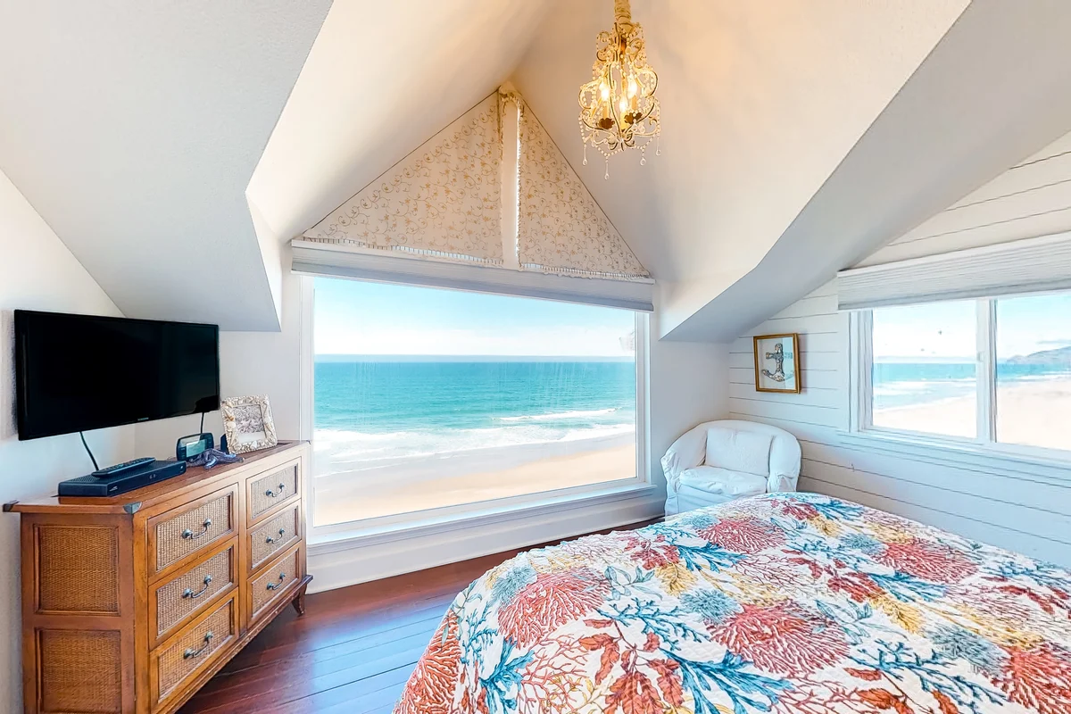 Oceanfront cottage with water view deck gas fireplace and washer dryer property photo 1