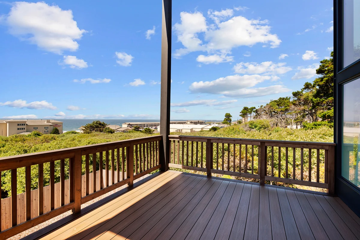 Spacious home with ocean view enclosed yard fireplace hut tub washer and dryer property photo 4