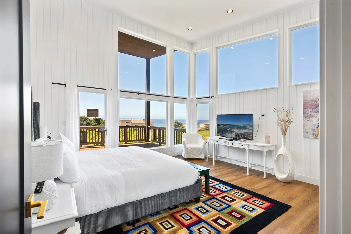 Spacious home with ocean view enclosed yard fireplace hut tub washer and dryer property photo 3