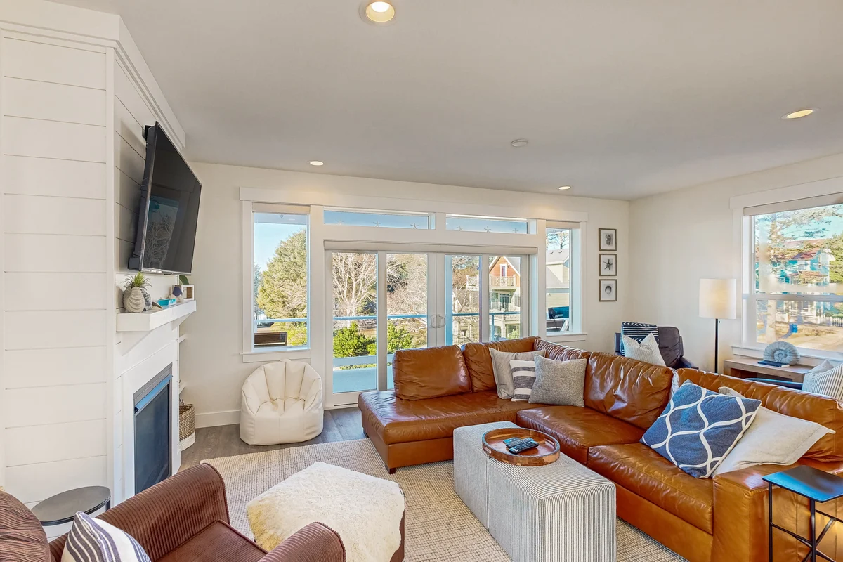 Beautiful family friendly home with private hot tub walk to beach shared pool property photo 4