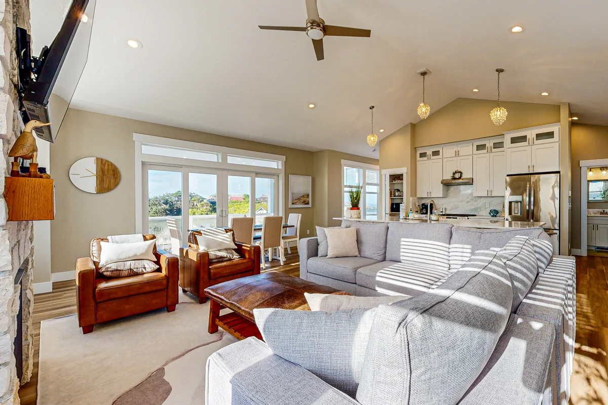 Beautiful and spacious oceanview home with hot tub and foosball table property photo 4
