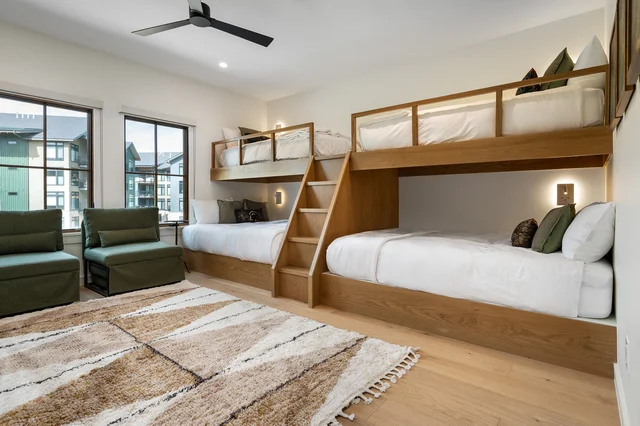 Master King Bedroom image 1