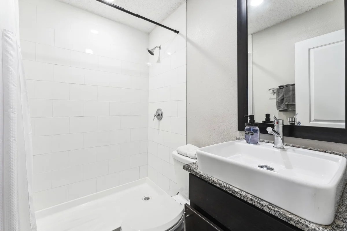 Charming King Bed, 5 Min to DT w/ pool property photo 5