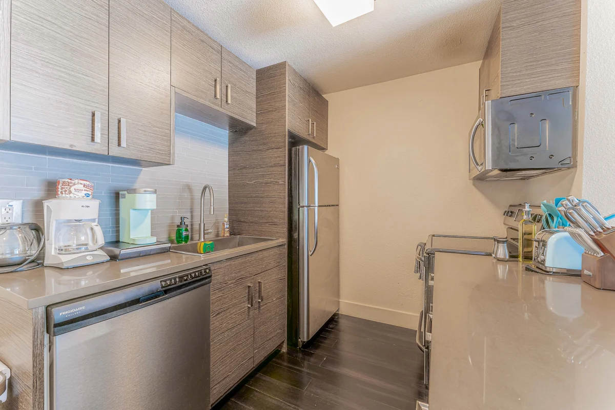King bed close to Downtown w fast wifi w/ pool property photo 5