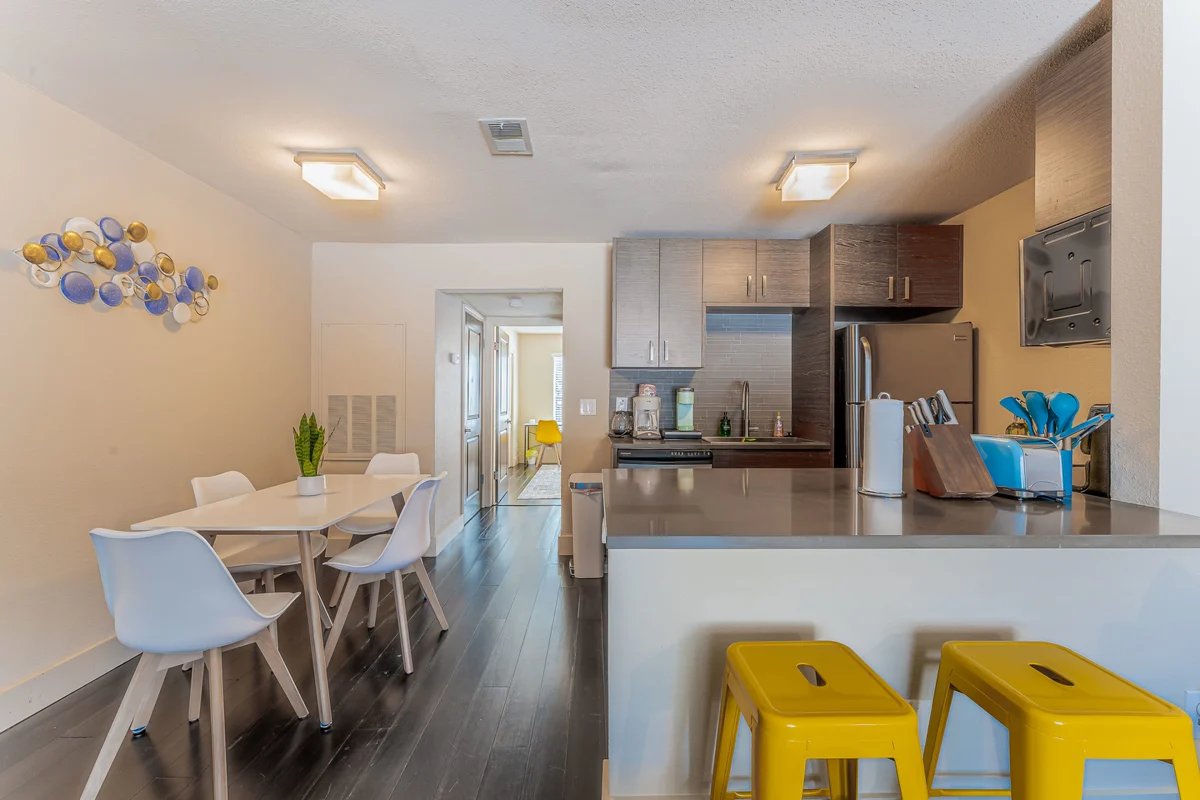 King bed close to Downtown w fast wifi w/ pool property photo 3
