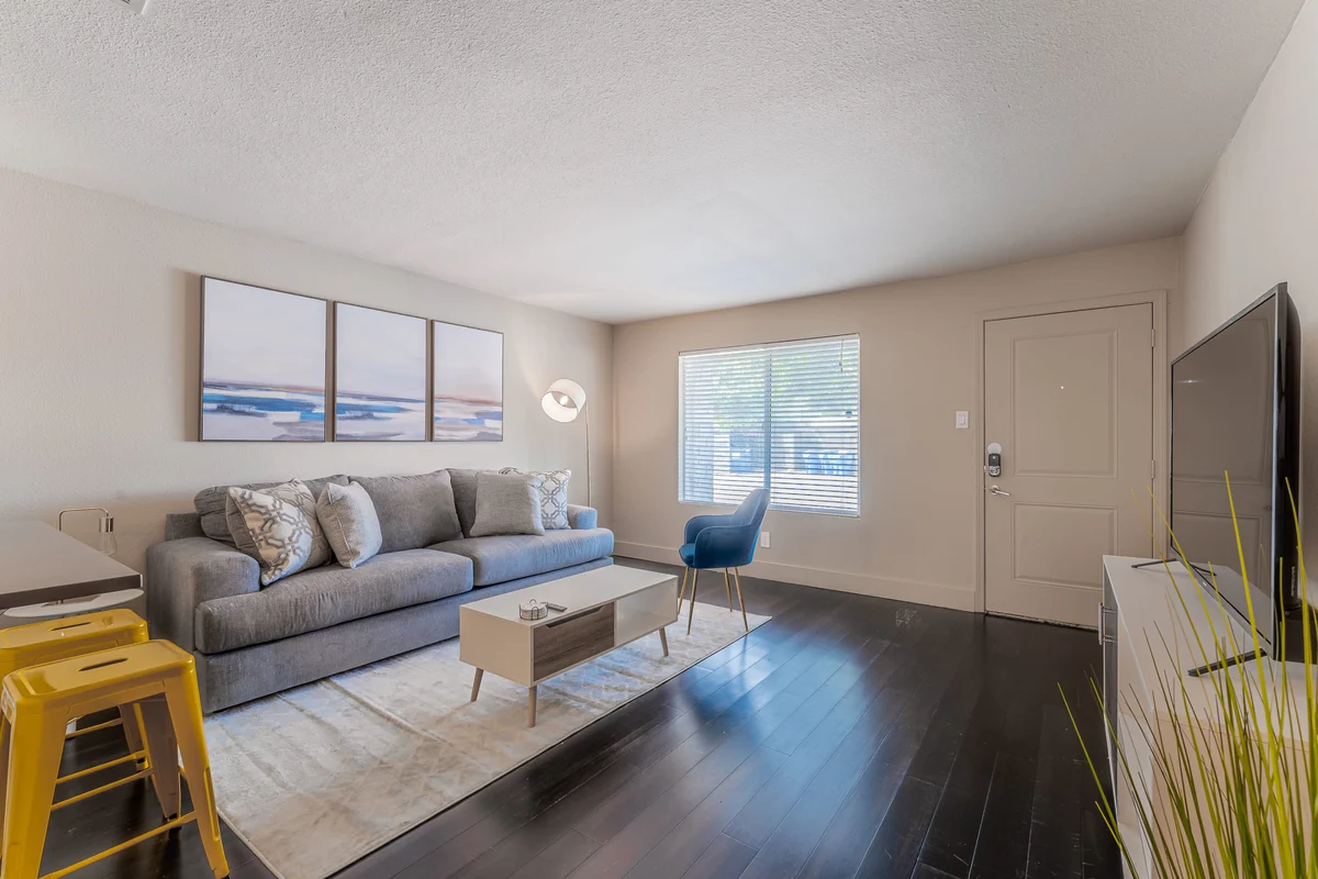 King bed close to Downtown w fast wifi w/ pool property photo 2
