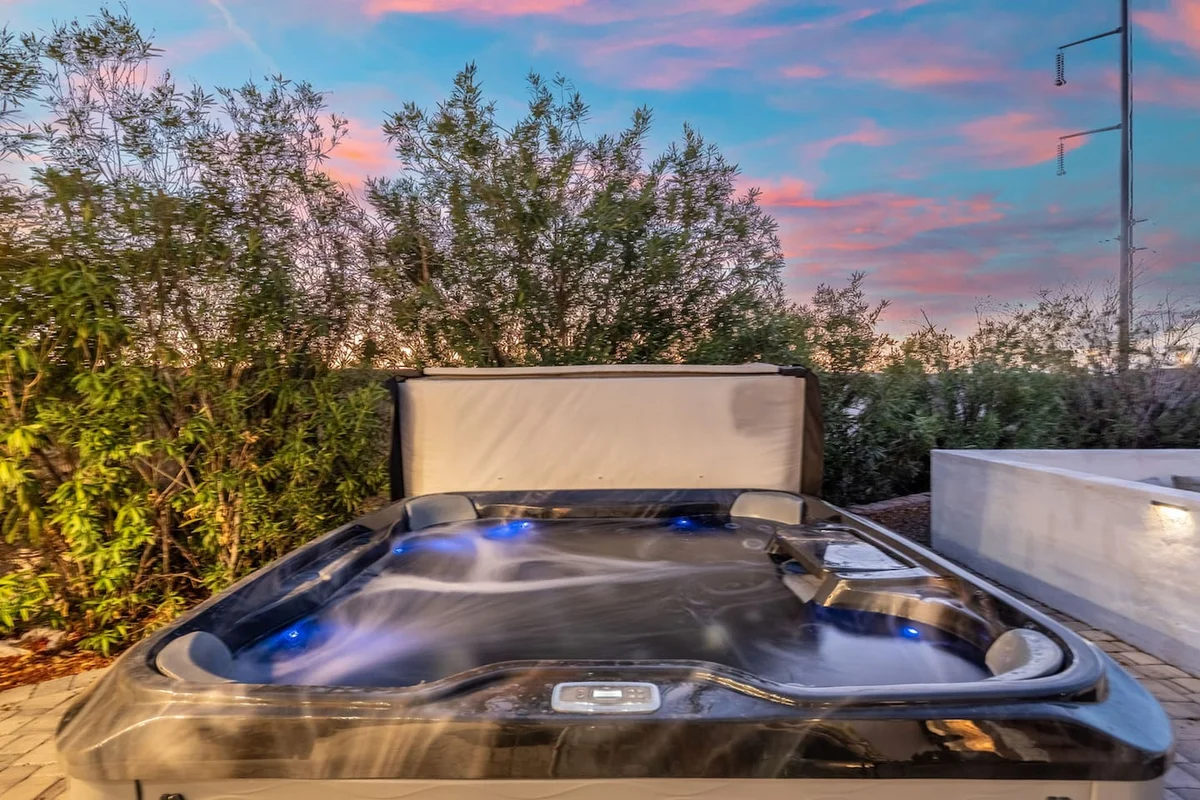 Lux Resort - Pool, Pickleball, Hot Tub, and more property photo 3
