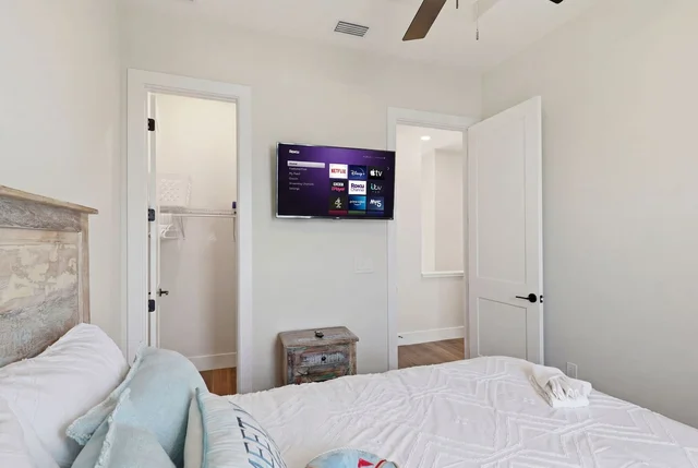 Bedroom 7 image 1