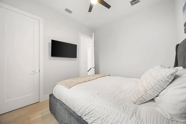 Bedroom 8 image 1