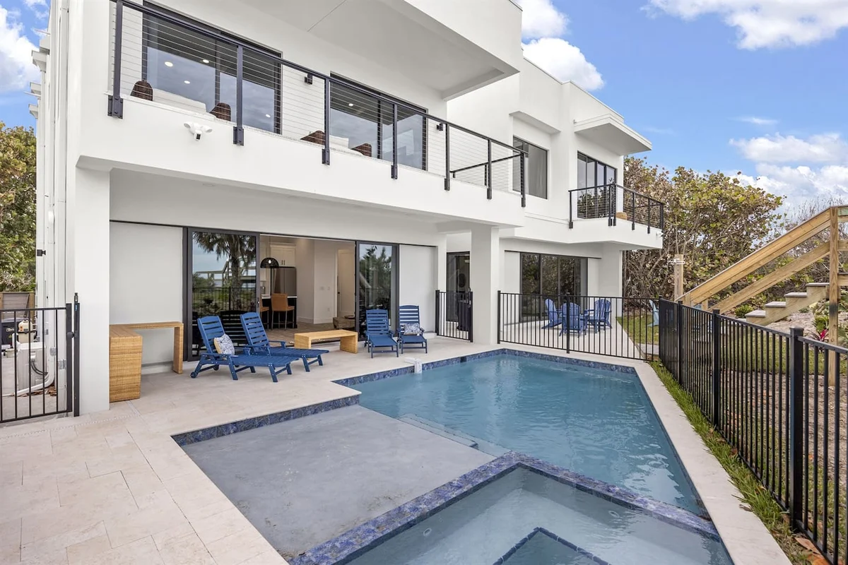 Melbourne Oasis: Beach front, pool & rooftop deck property photo 5
