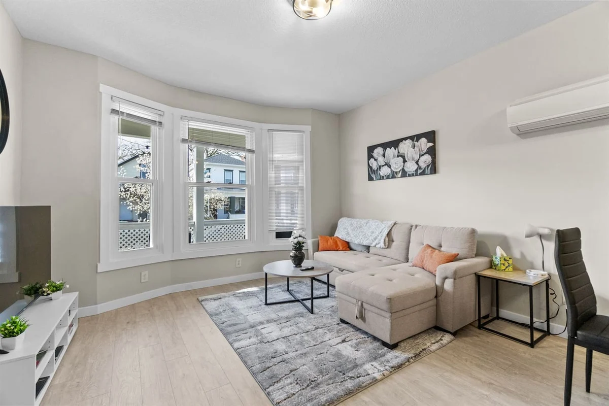 2 Min Walk to Downtown property photo 2