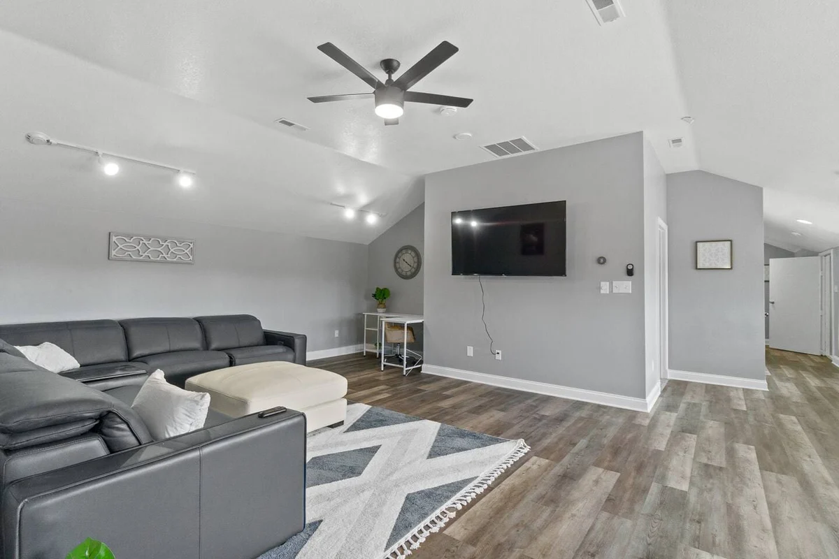 Historic Mansion Penthouse Apt w/CityViews property photo 4