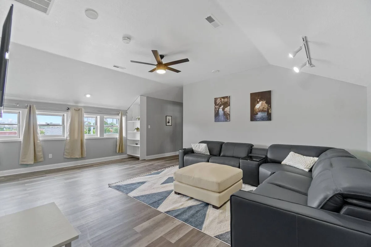 Historic Mansion Penthouse Apt w/CityViews property photo 2