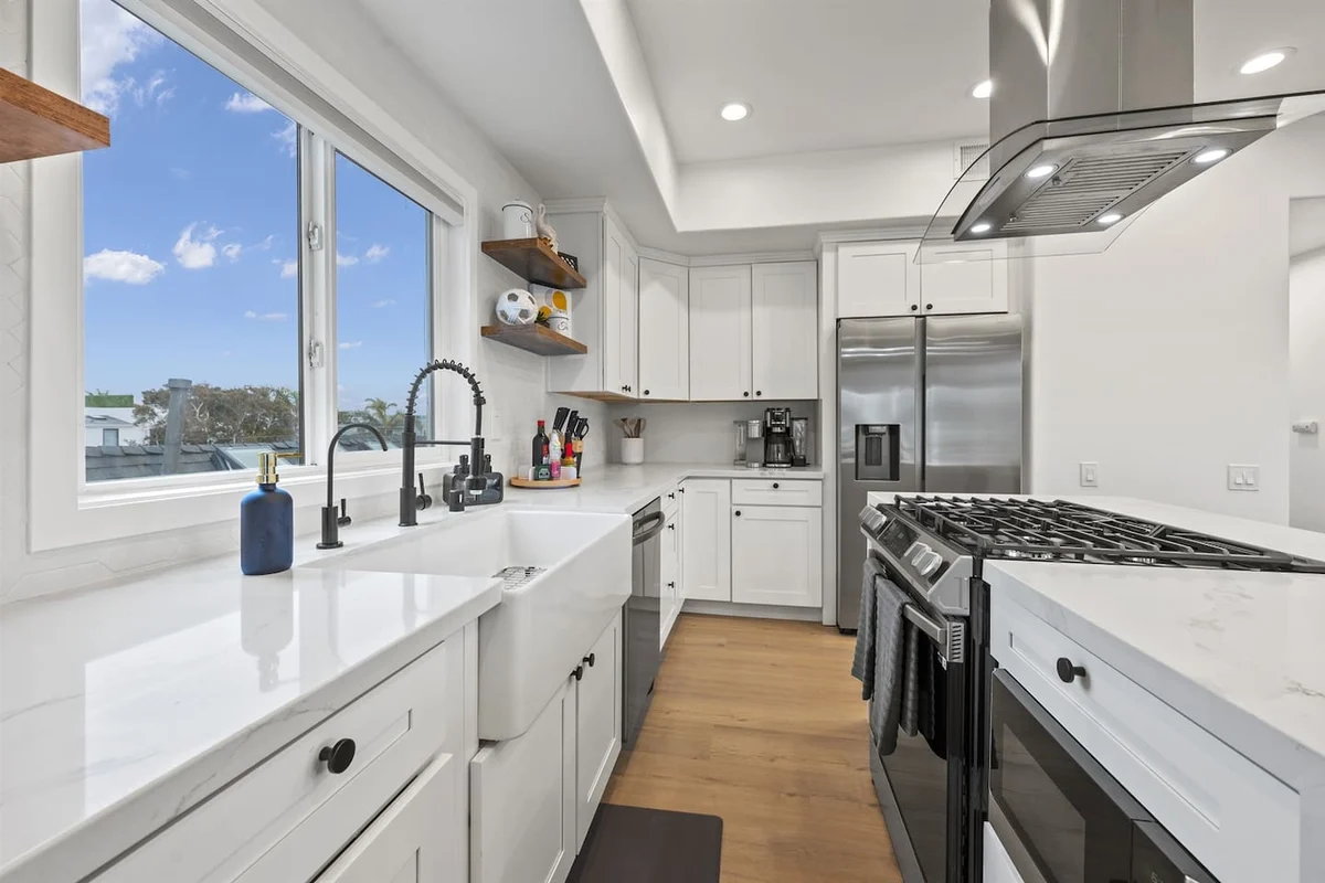 Just a few steps from the Beach w/Free Parking property photo 4
