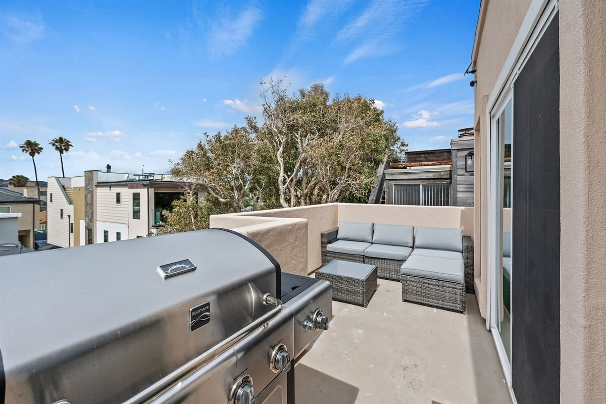 Just a few steps from the Beach w/Free Parking property photo 3