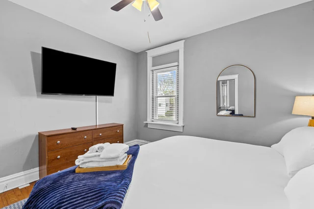Bedroom 2 image 1