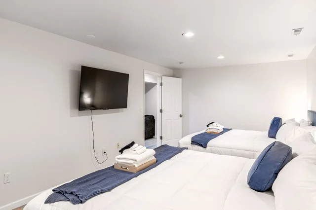 Bedroom 2 image 1