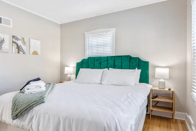 Bedroom 5 image 1