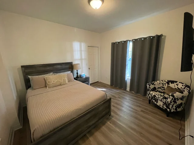 Bedroom 5 image 1