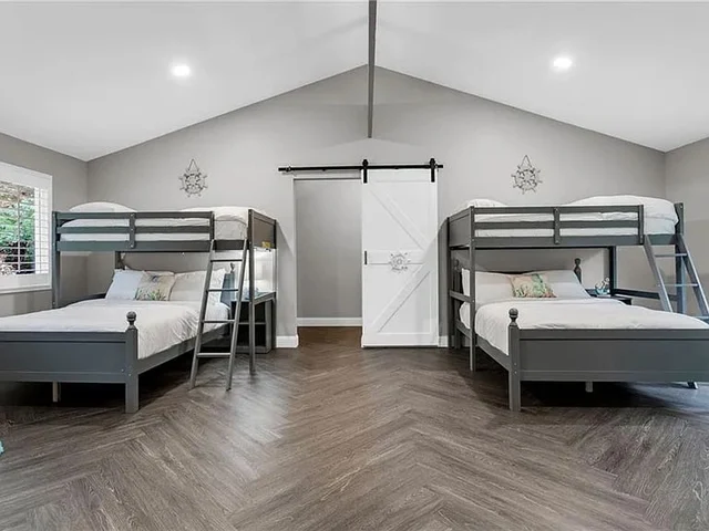 Bedroom 5 image 1