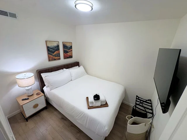 Bedroom 2 image 1