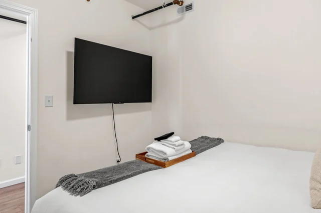 Bedroom 2 image 1