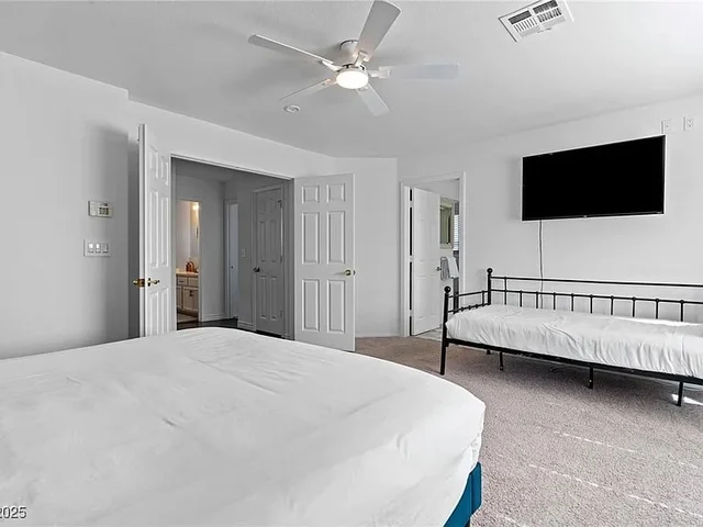 Bedroom 2 image 1