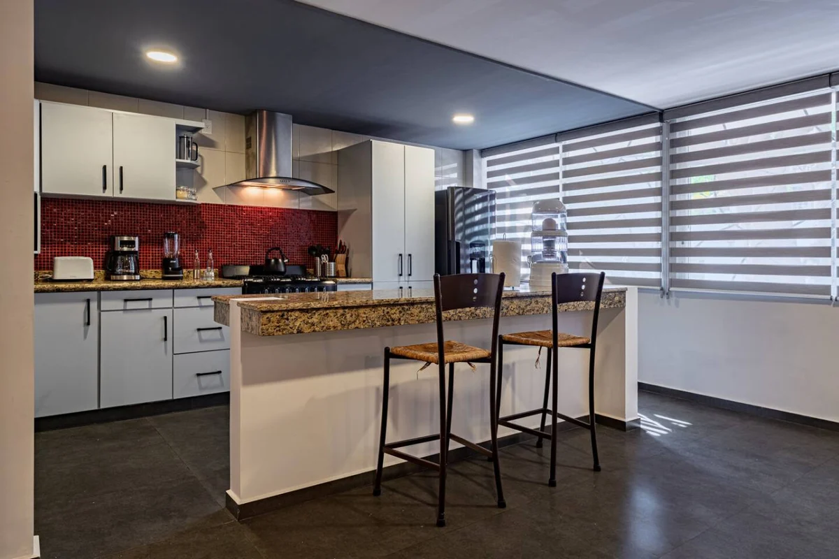 Del Valle Getaway: Workspace and Secure Parking property photo 4