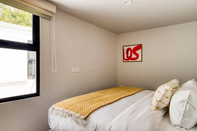 Bedroom 2 image 1