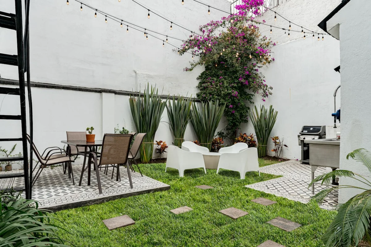 Huge Home for 23, Rare Indoor Garden Near Hotspots property photo 2