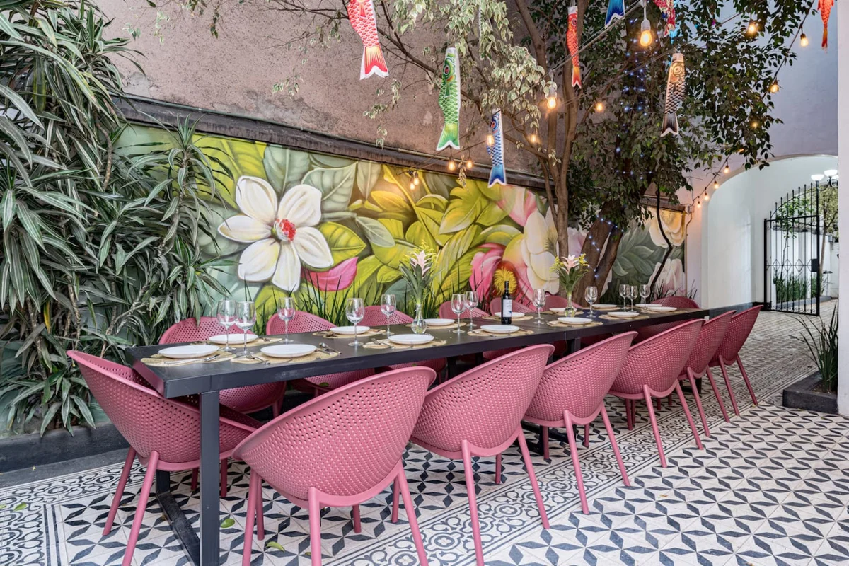 Huge Home for 23, Rare Indoor Garden Near Hotspots property photo 3