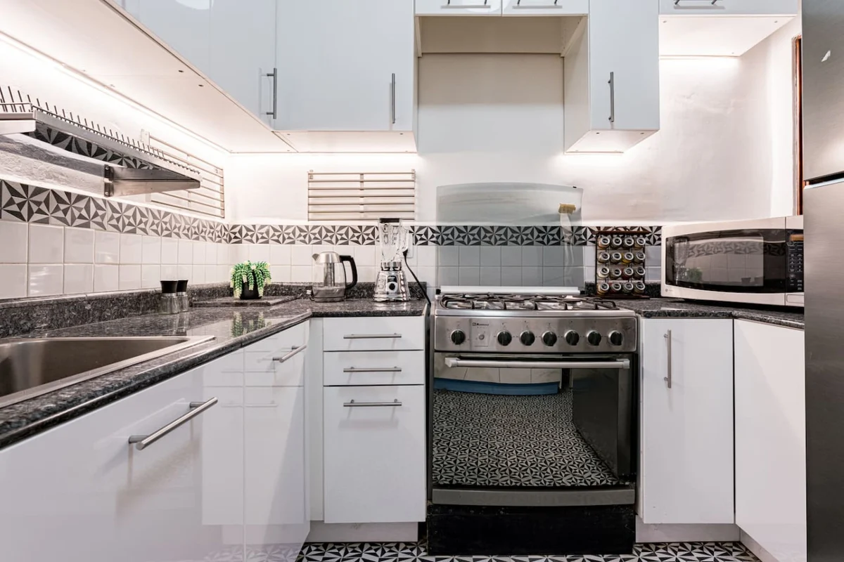 Huge Home for 23, Rare Indoor Garden Near Hotspots property photo 5