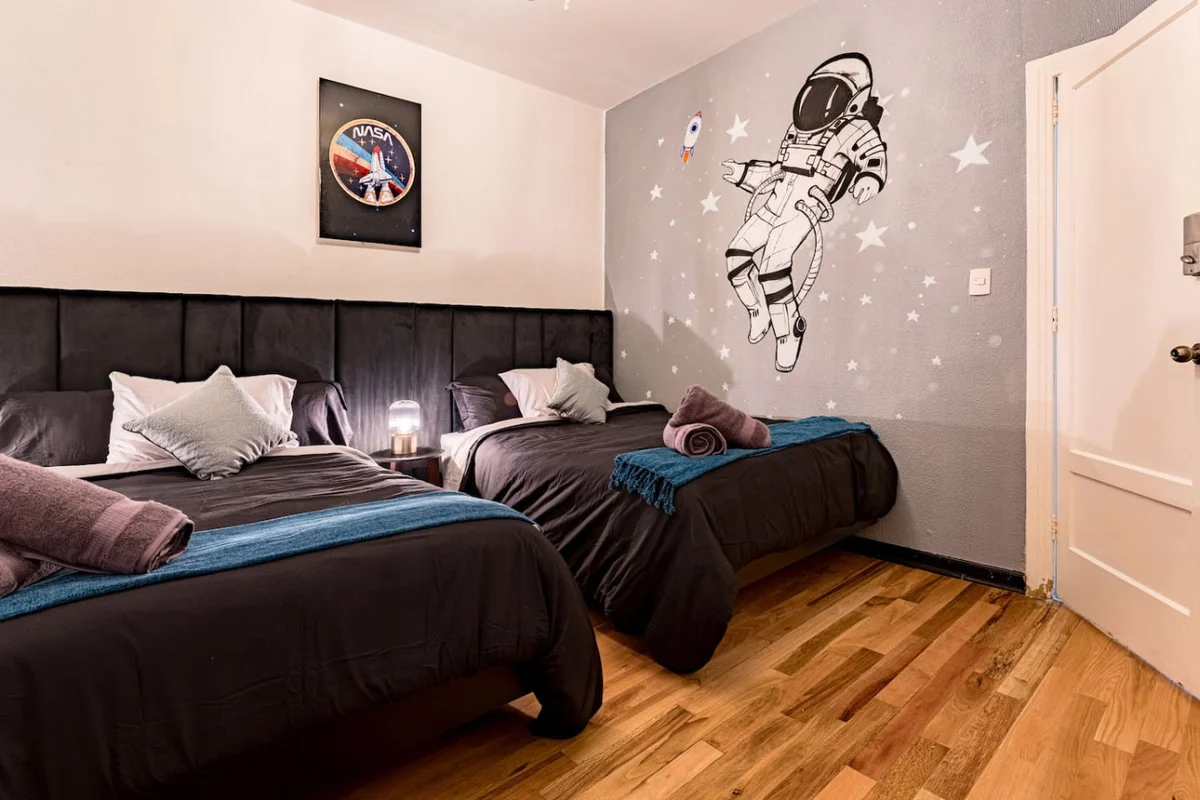 Huge Home for 23, Rare Indoor Garden Near Hotspots property photo 4