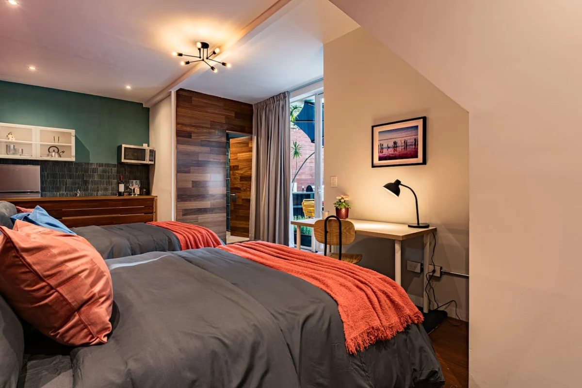 Vibrant Ámsterdam Retreat with Rooftop BBQ property photo 3