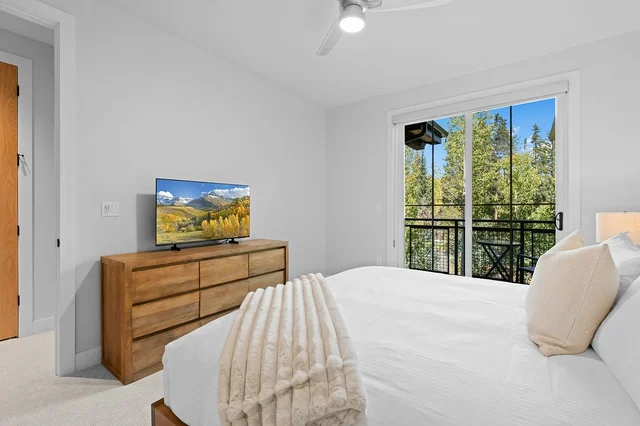 Master King Bedroom image 1