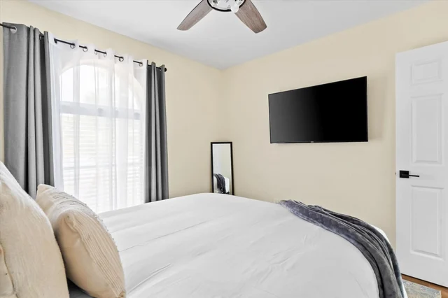 Bedroom 1 image 1